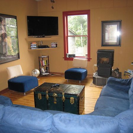 Poppi'S Guesthouse Revelstoke Exterior foto